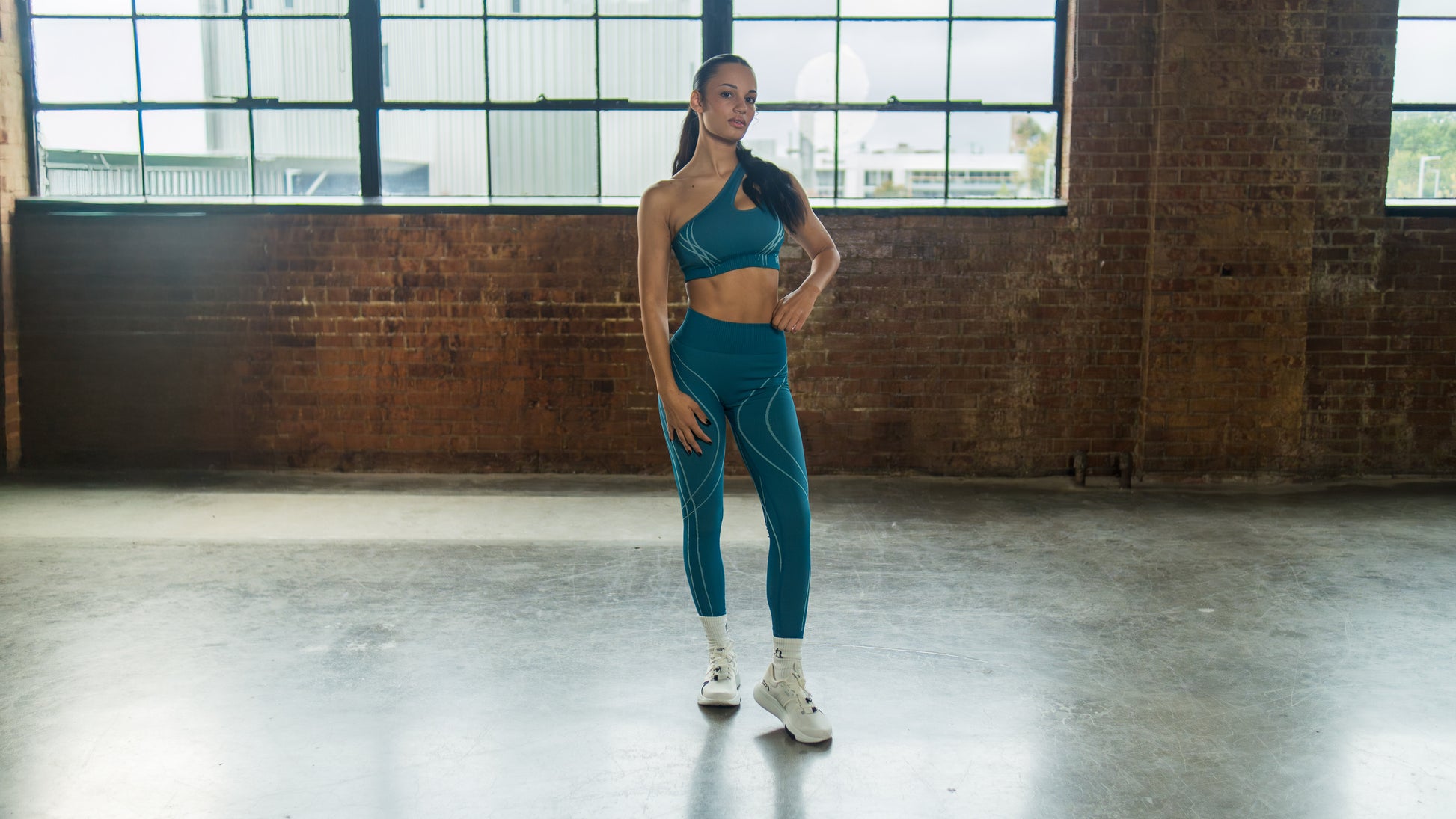 iRARE perspective seamless leggings in blue, styled look