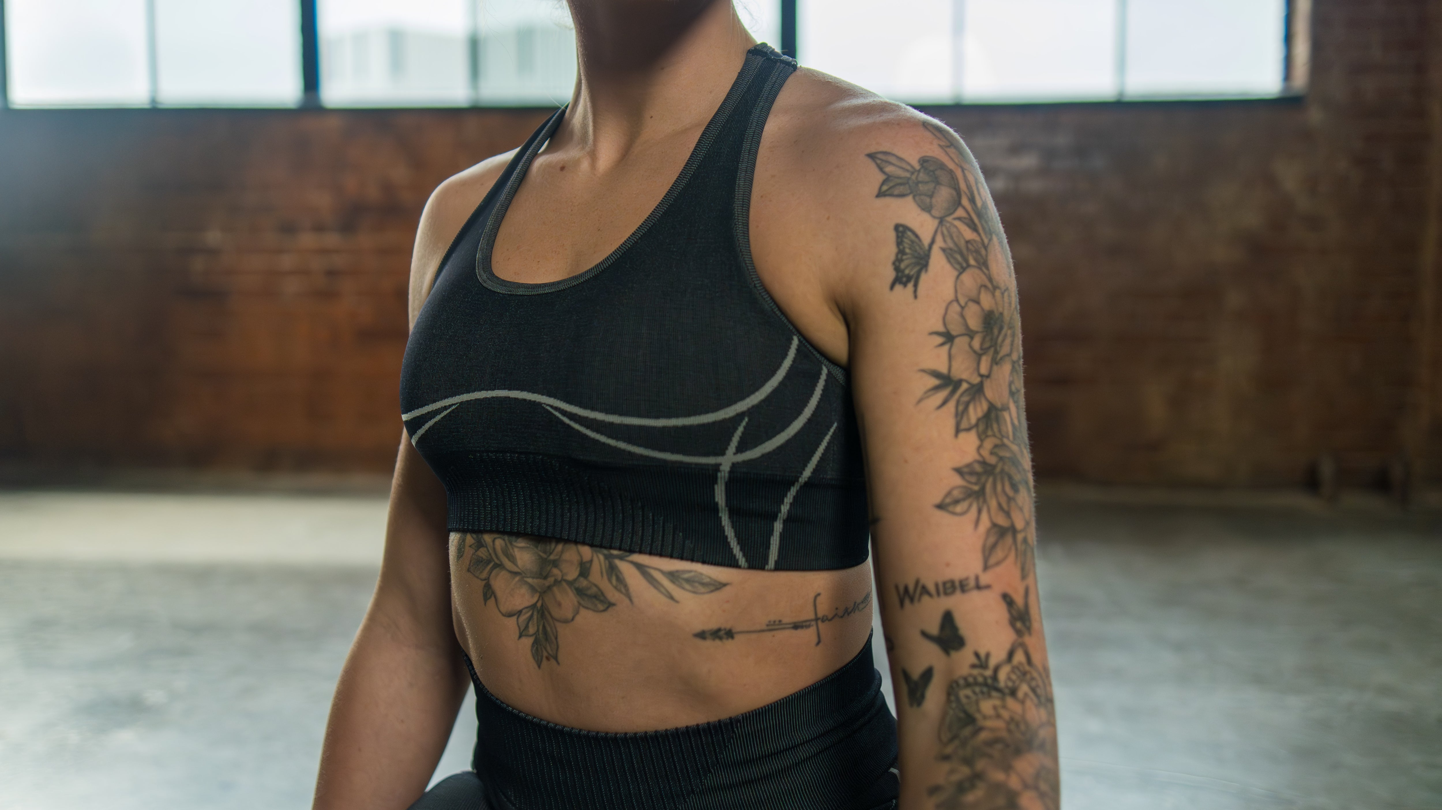 iRARE seamless sports bra in black, front close-up