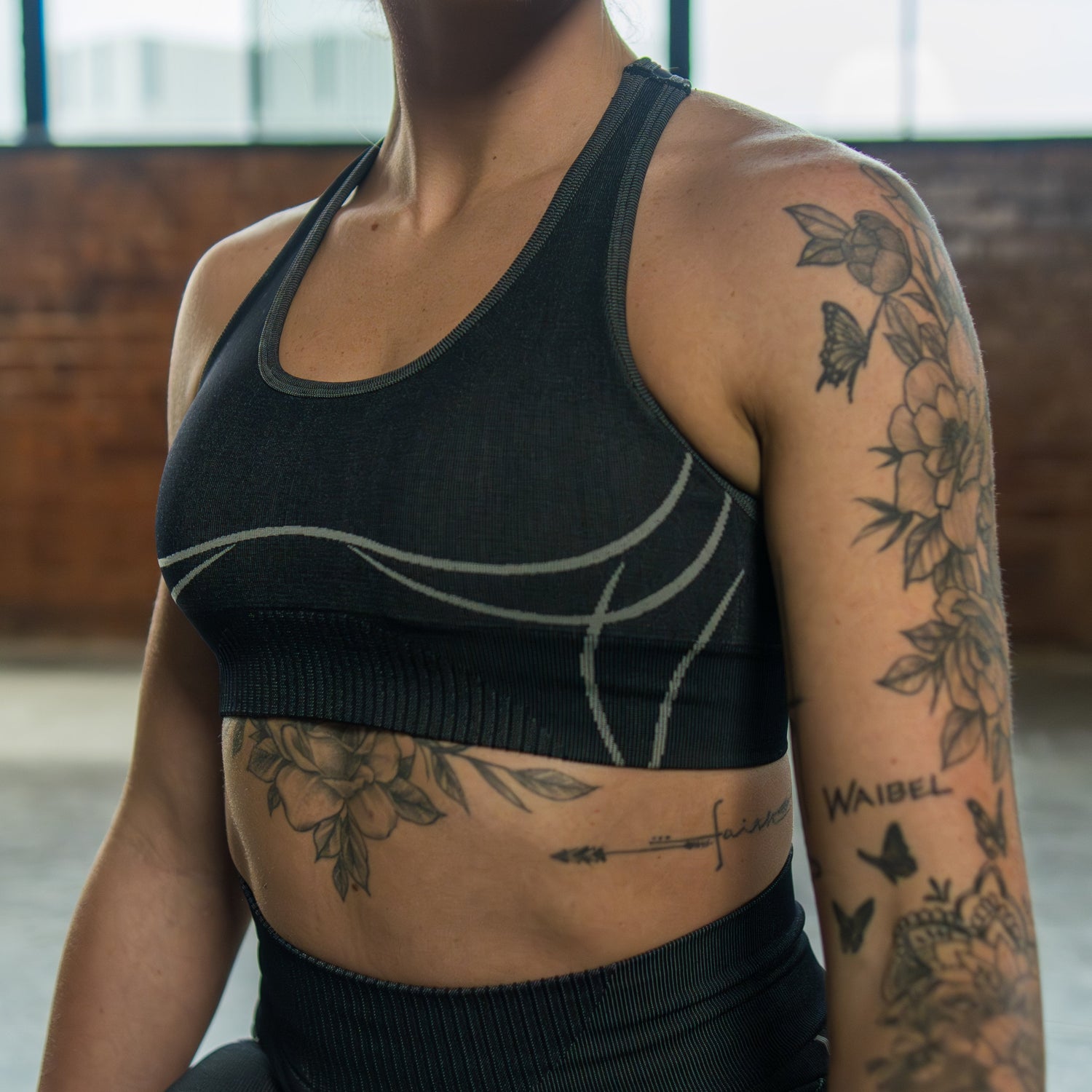 iRARE seamless sports bra in black, front close-up