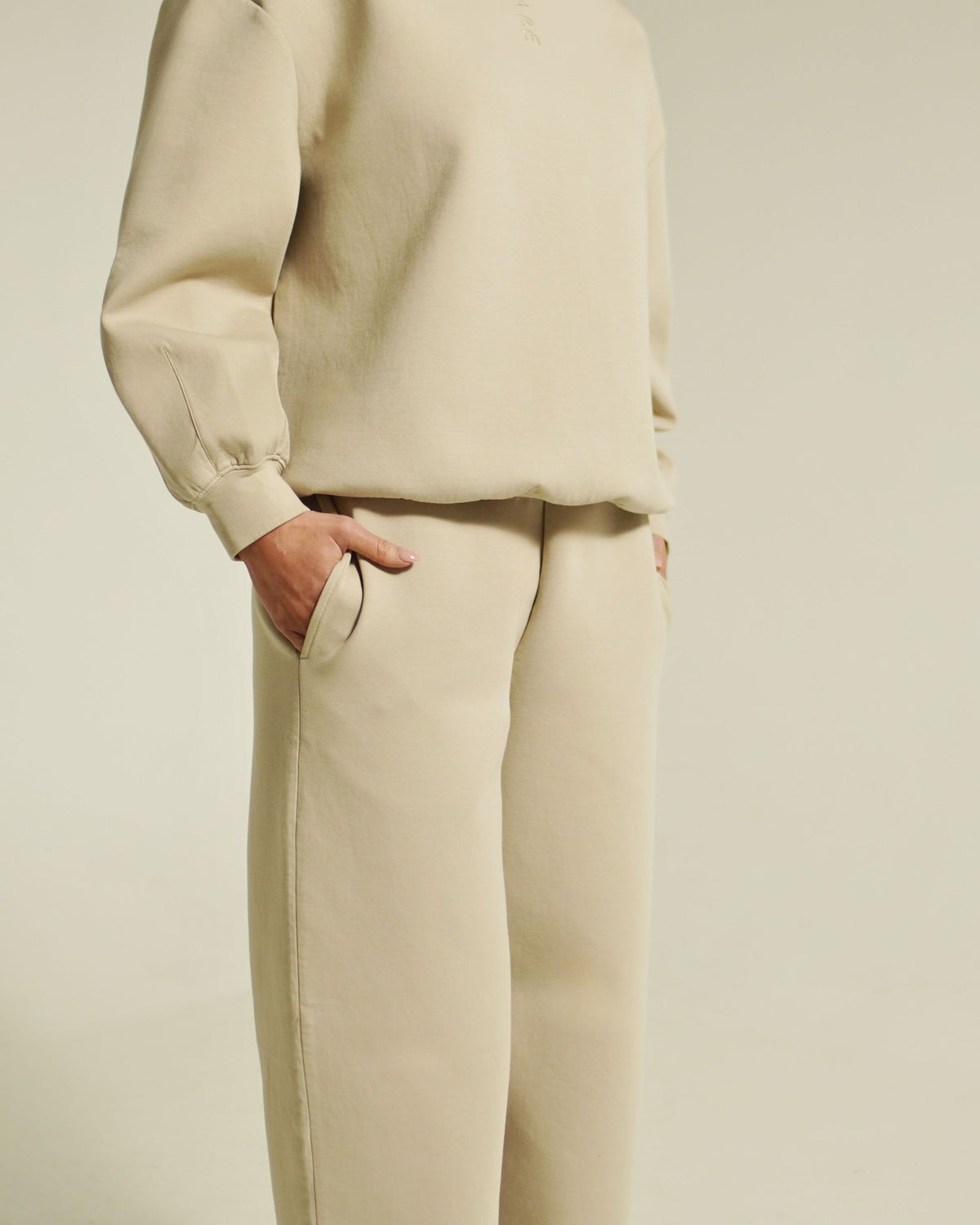 Women’s FORM jogger light taupe pocket detail
