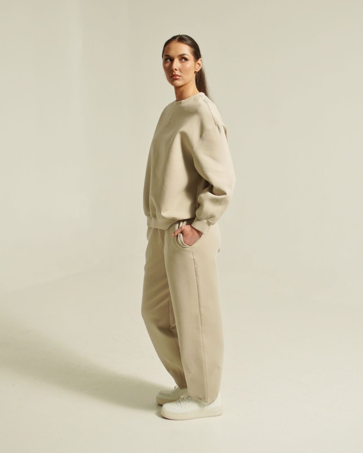 Women’s FORM jogger light taupe side view