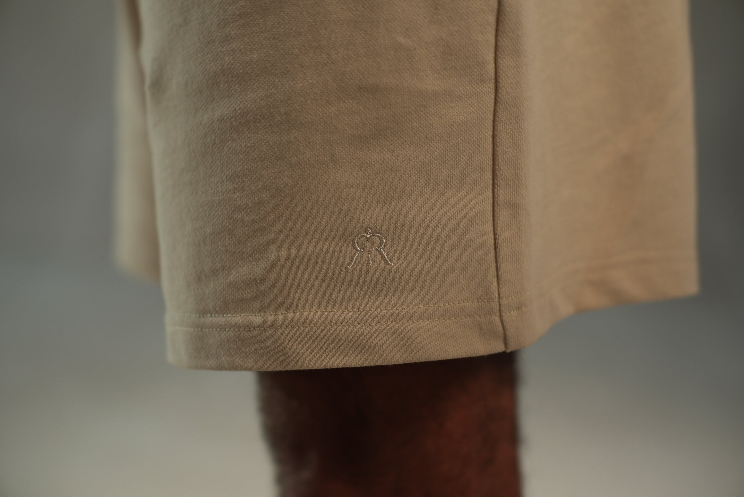 men’s relaxed sweat shorts in khaki, logo close-up