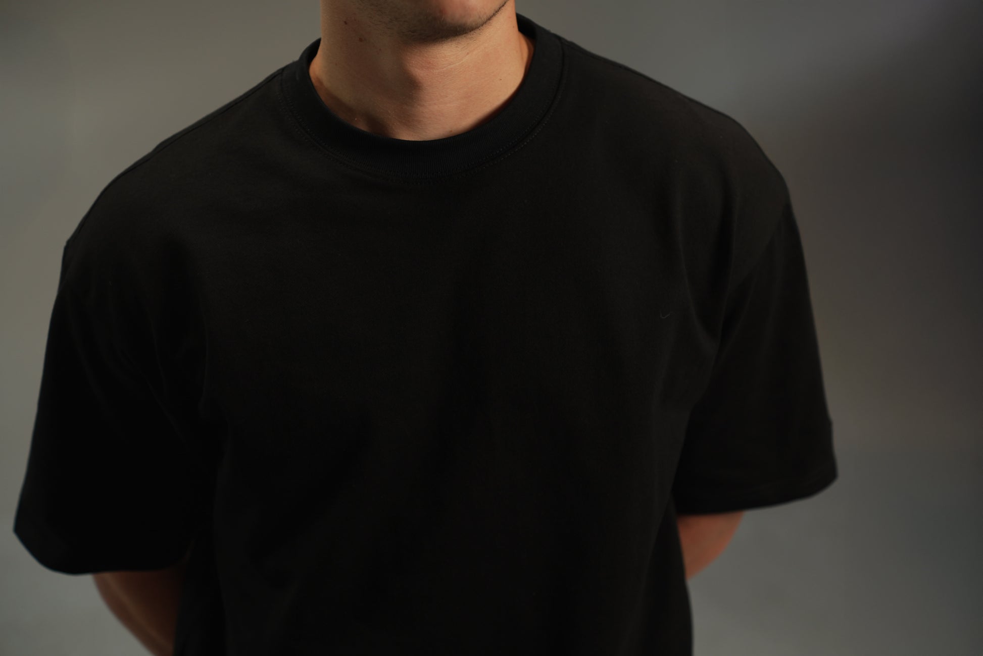 men’s relaxed sweatshirt in black, front close-up