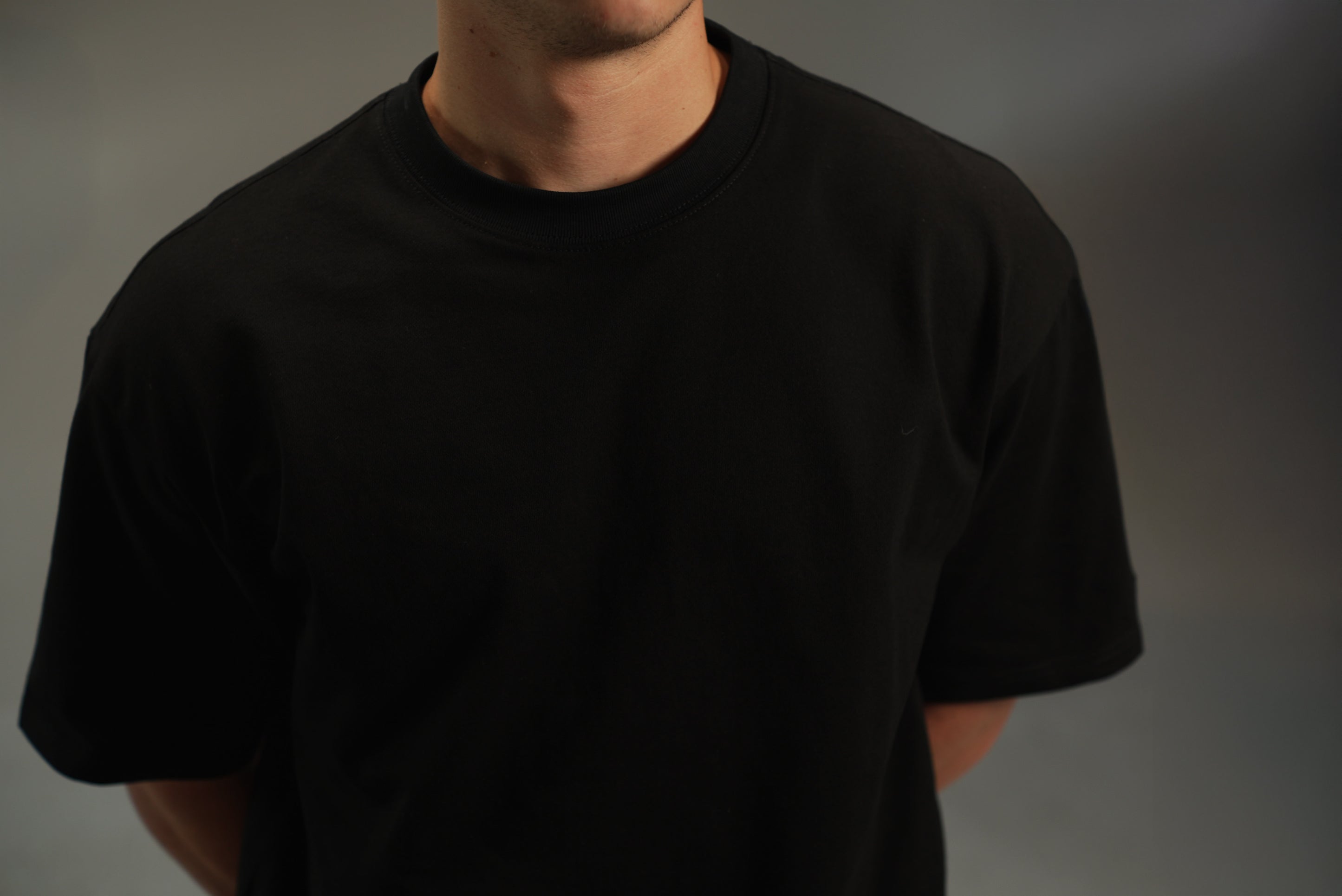 men’s relaxed sweatshirt in black, front close-up