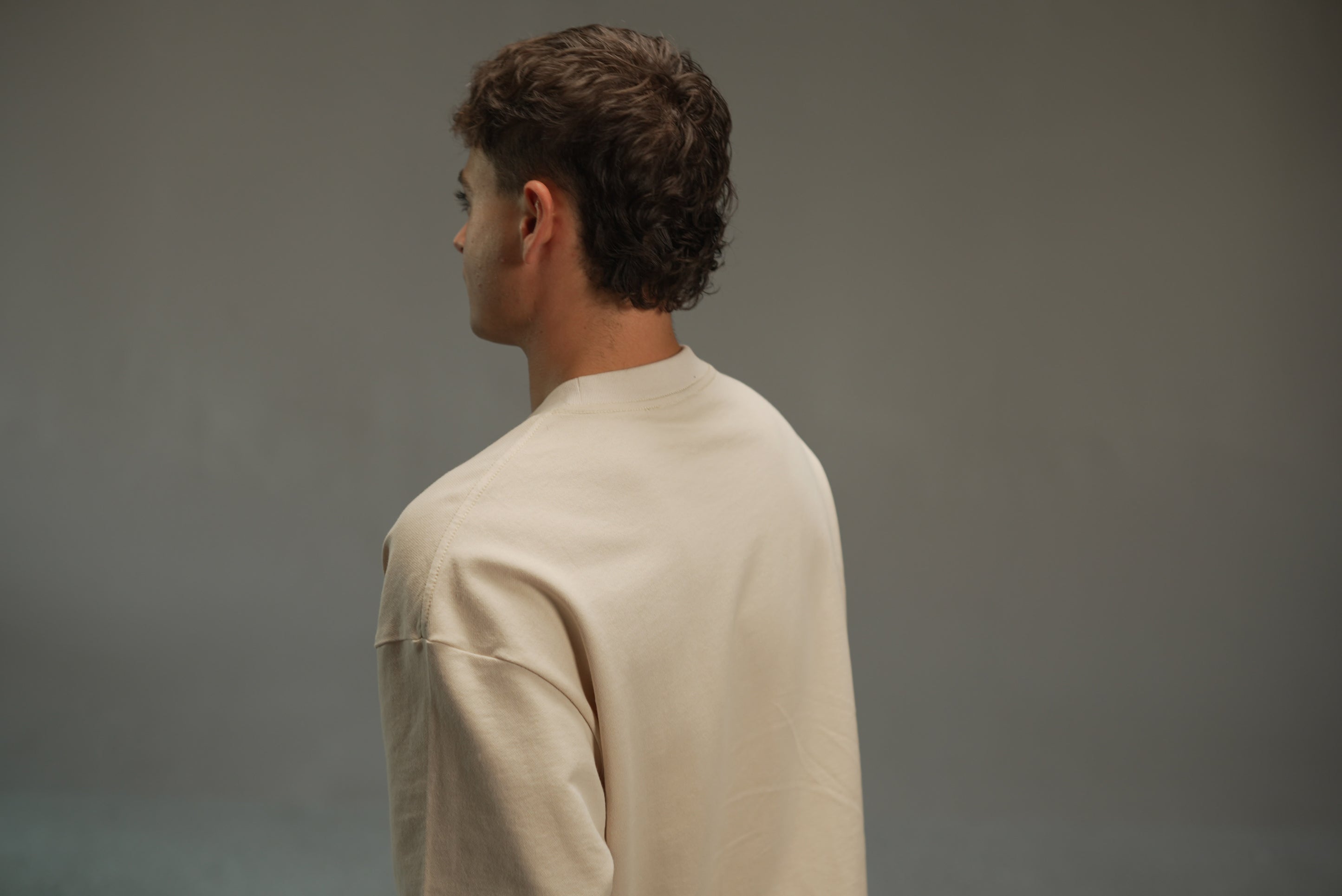 men’s relaxed sweatshirt in khaki, upper-back view