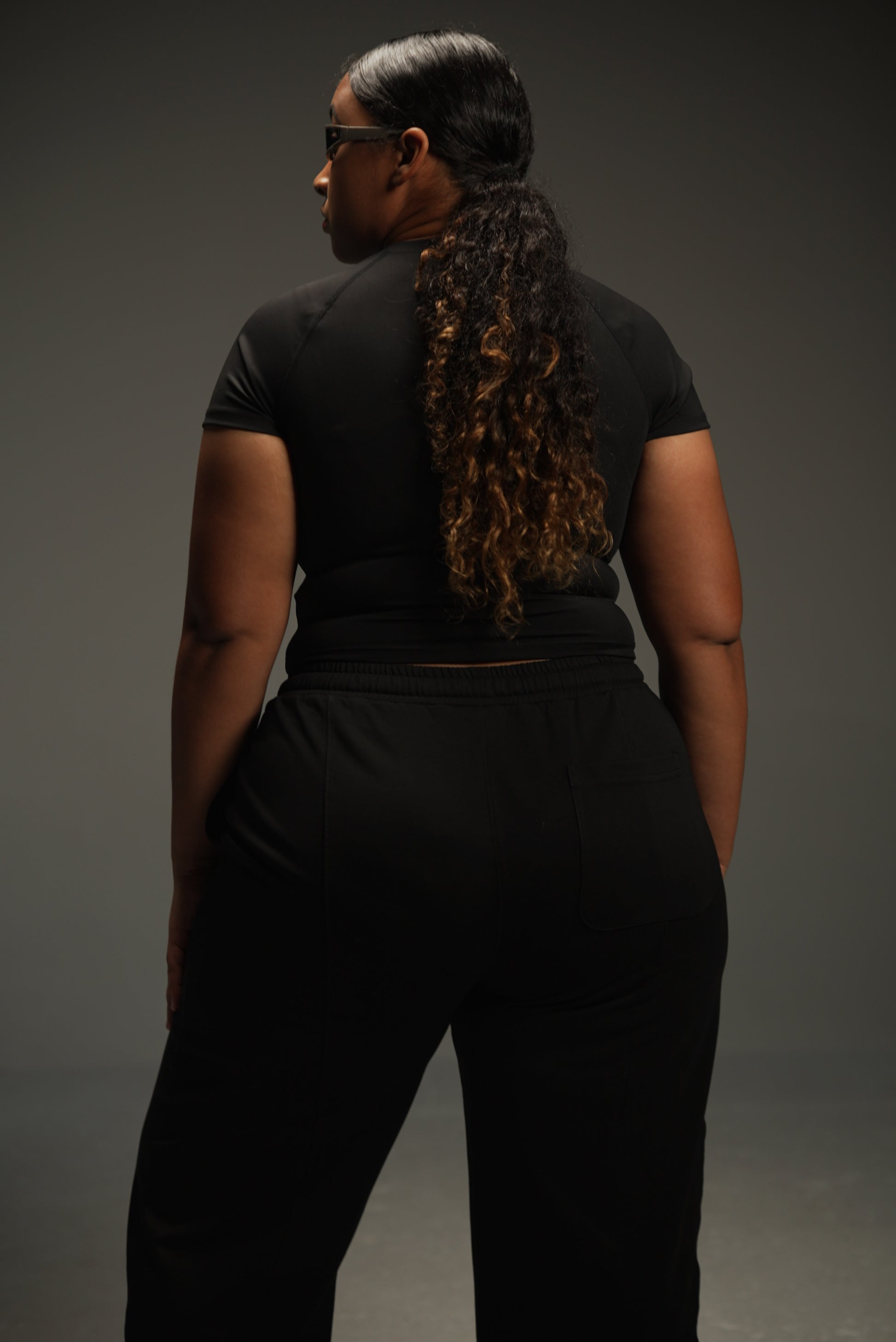 wide-leg sweatpants in black, back pocket close-up